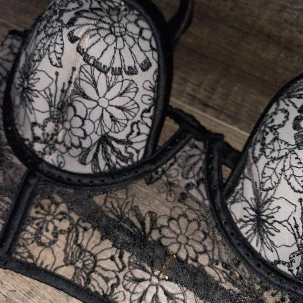 Victoria's Secret Bra - Picture 8 of 9